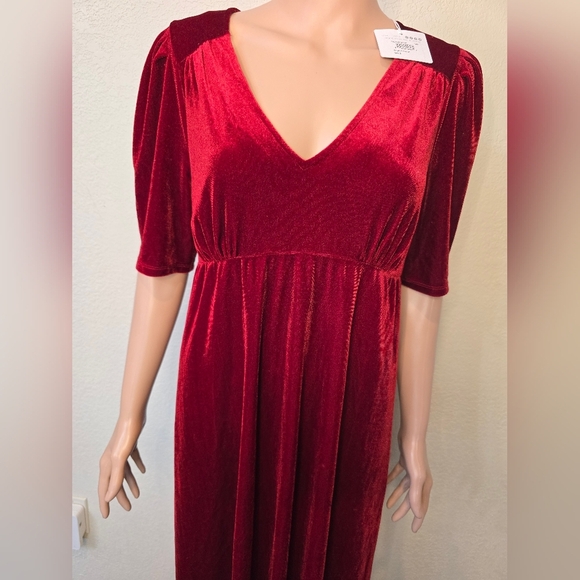 Maternity New INGRID & ISABEL dressWomens Red Velvet Short Sleeve Mid… - Picture 4 of 9